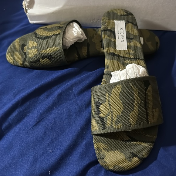 Size 8 Camouflage open toed flats/sandals - Picture 7 of 7